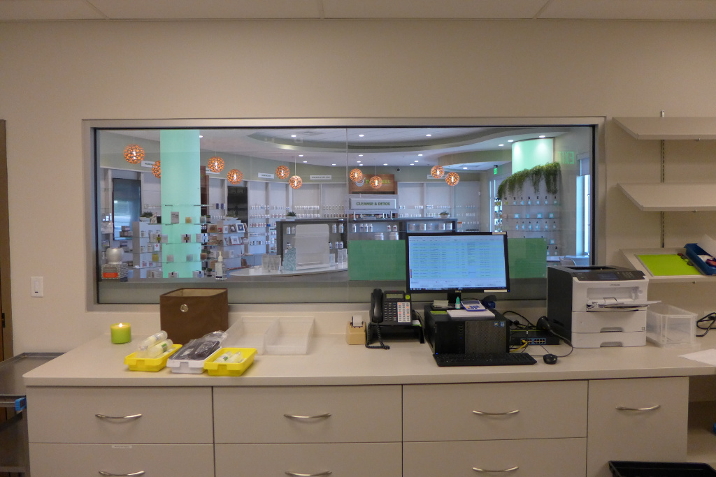 Blick vom Arbeitsbereich in die Apotheke, Everwell Pharmacy, Apotheke bei AT Design Team