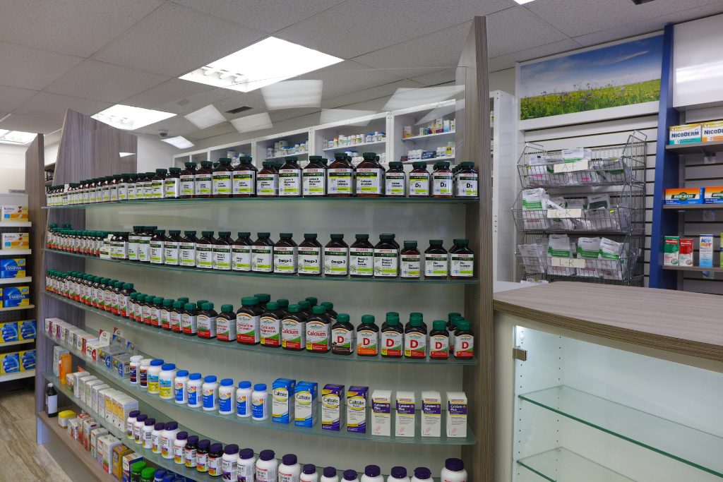 Curved Counterfront, Pharmasave Pharmacy, Apotheke bei AT Design Team