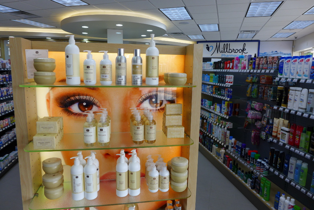 Endcaps with Picture and LED, Millbrook Pharmacy, Apotheke bei AT Design Team