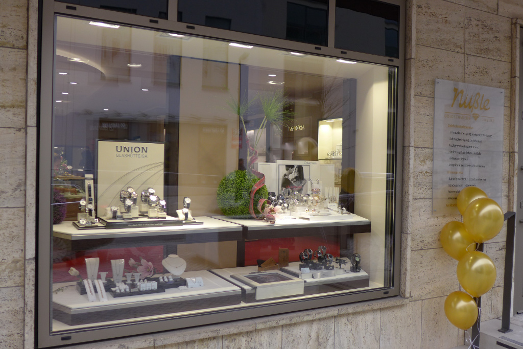 Schaufenster mit Drehelementen, Juwelier Nüsse, Firma AT Design Team.