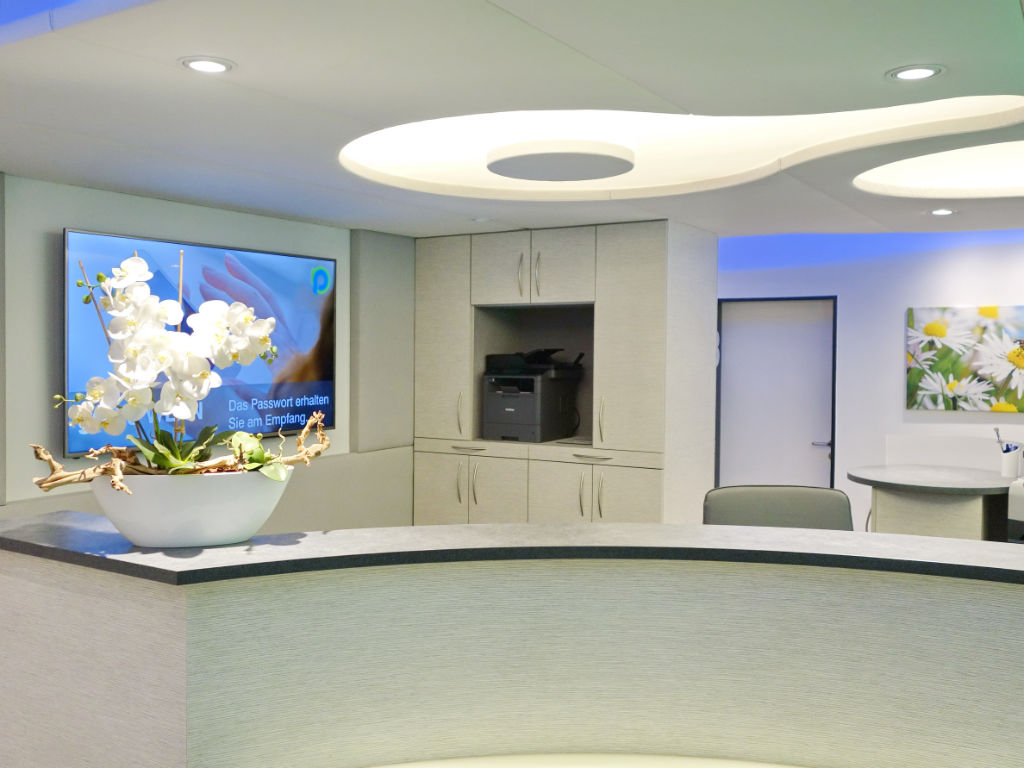 Reconstruction of the reception area of the medical practice of Dr. Fröhlich. New counter system, ceiling, floor and walls. New lighting with LED technology.
